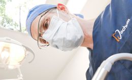 kieferchirurgie - Hier wird ein unterer rechter Weisheitszahn entfernt
